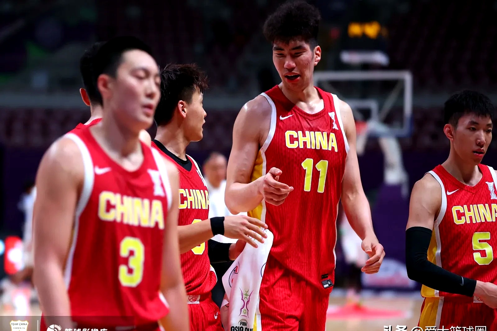 WTT冠军赛首回合对决在即！广东男篮演练定位球，本菲卡密集防守应对的简单介绍